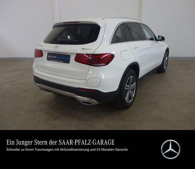 Gebraucht Mercedes GLC300e 211 PS (155 kW) 2022 Unilack polarweiß SUV