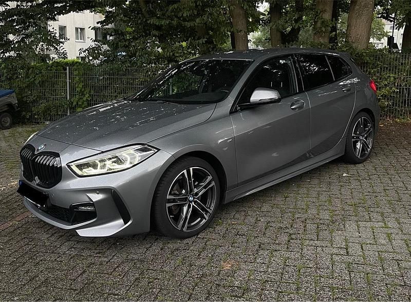 Grau Gebraucht 2021 BMW 118 M Sport Kleinwagen | 29.500 € (Teuer) - Bild 1/4