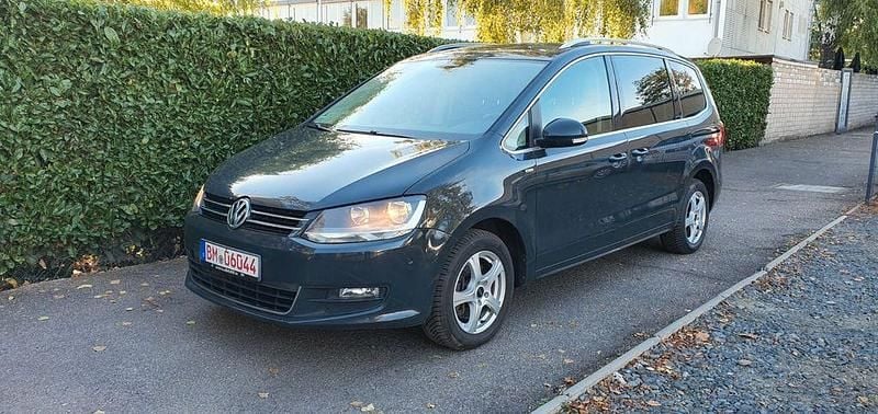 Grau Gebraucht 2013 VW Sharan Life Van / Kleinbus | 6.699 € - Bild 1/4