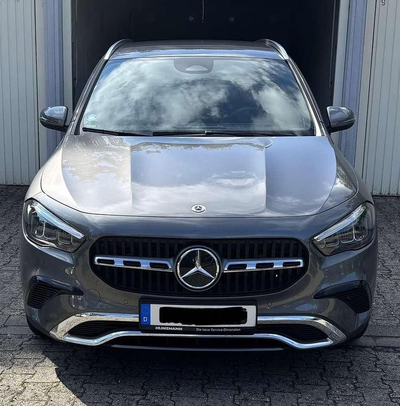 Grau Gebraucht 2024 Mercedes GLA180 Advanced SUV | 33.400 € (Guter Preis) - Bild 1/4