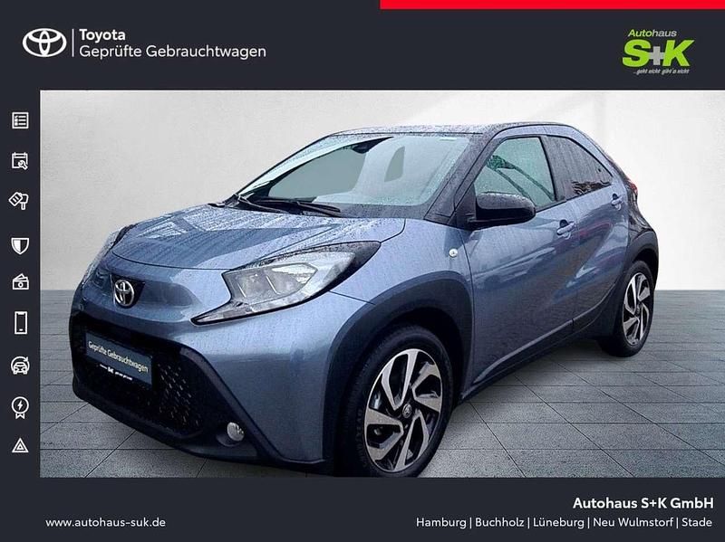 Celestite grey metallic / night sky black (schwarz) Gebraucht 2025 Toyota Aygo X SUV | 15.950 € (Fairer Preis) - Bild 1/4