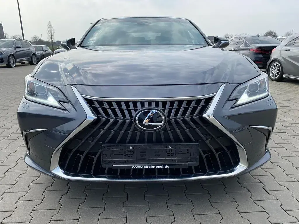 Gebraucht Lexus ES300H 178 PS (130 kW) 2023 Sonic grey Limousine