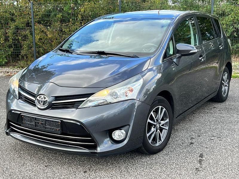 Grau Gebraucht 2015 Toyota Verso Skyview Edition Van / Kleinbus | 9.450 € (Fairer Preis) - Bild 1/4