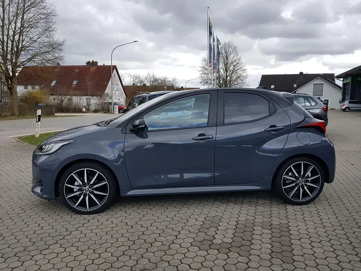 Neu Toyota Yaris Sport 92 PS (67 kW) 2025 Bicolor  storm grey metallic / dach schwarz Kleinwagen