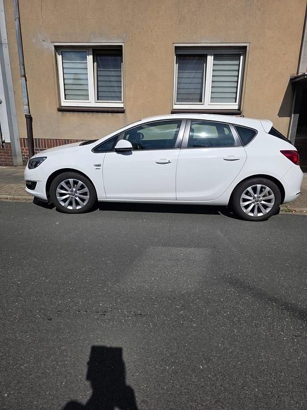 Weiß Gebraucht 2013 Opel Astra Limousine | 4.000 € (Guter Preis) - Bild 1/4
