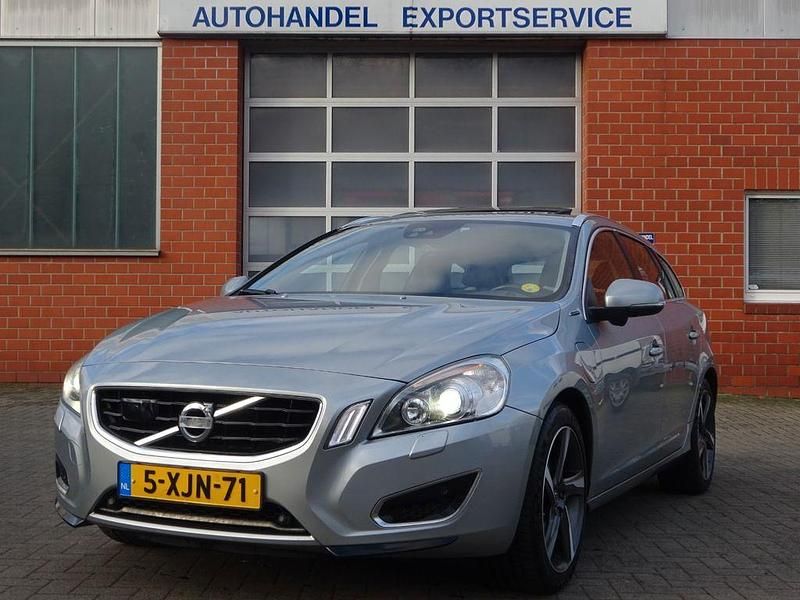 Grau Gebraucht 2012 Volvo V60 Kombi | 6.995 € - Bild 1/4