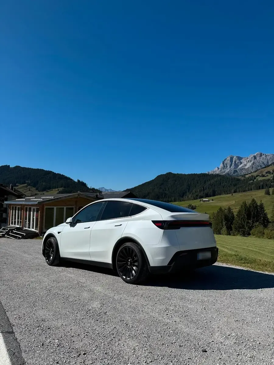 Gebraucht Tesla Model Y Standard Range 220 kW (300 PS) 2025 Weiß SUV