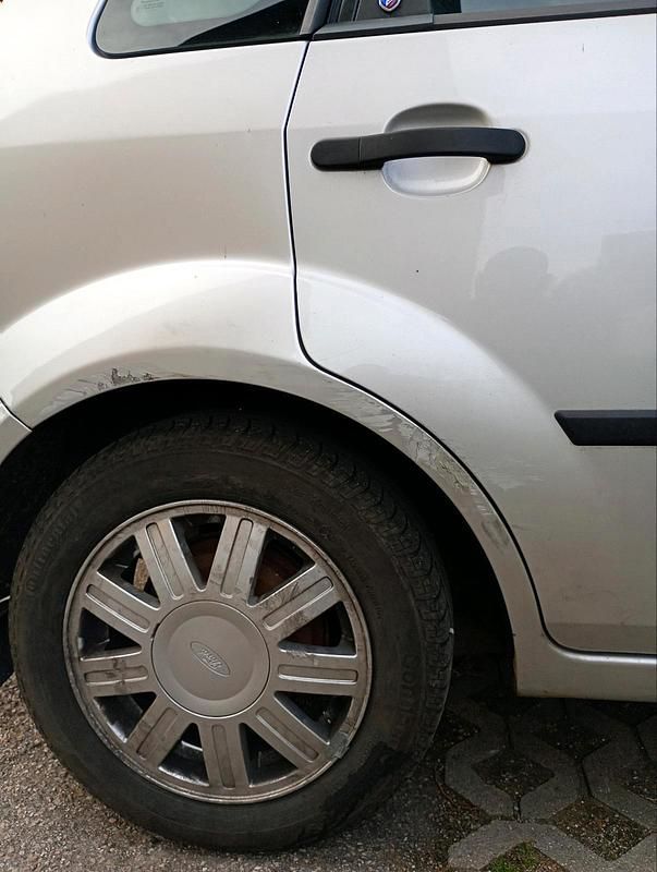 Gebraucht Ford Fiesta 65 PS (47 kW) 2002 Grau Kleinwagen