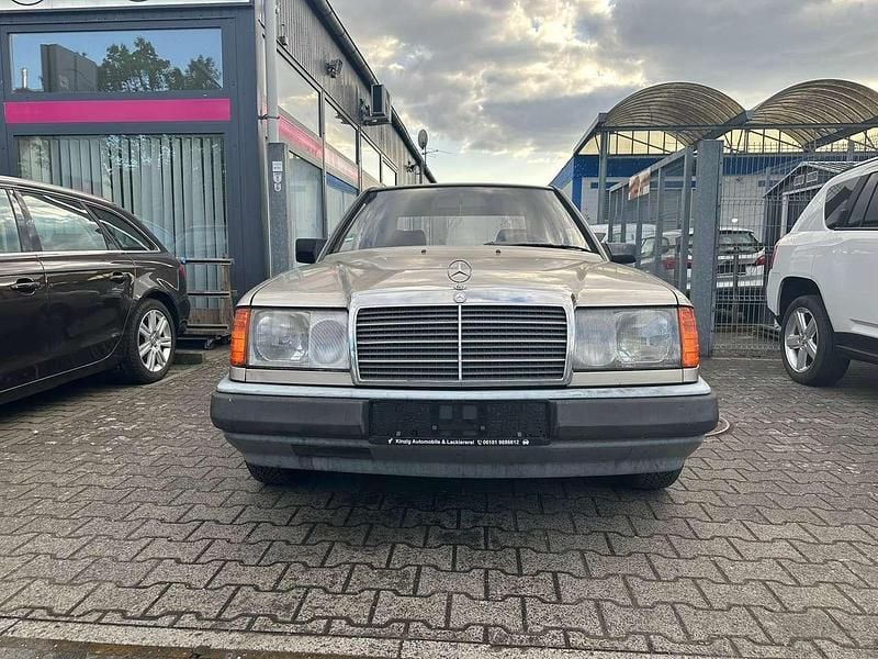Gebraucht Mercedes E230 136 PS (100 kW) 1985 Goldnut Limousine