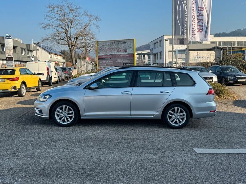 Silber Gebraucht 2019 VW Golf VII Comfortline Kombi | 18.790 € (Fairer Preis) - Bild 1/4