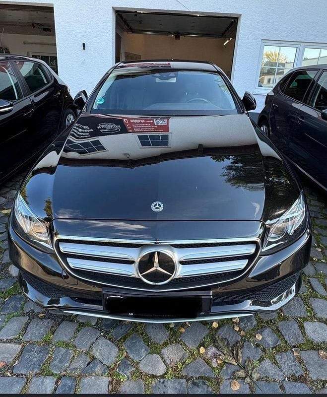 Schwarz Gebraucht 2017 Mercedes E220 Limousine | 17.000 € (Guter Preis) - Bild 1/4