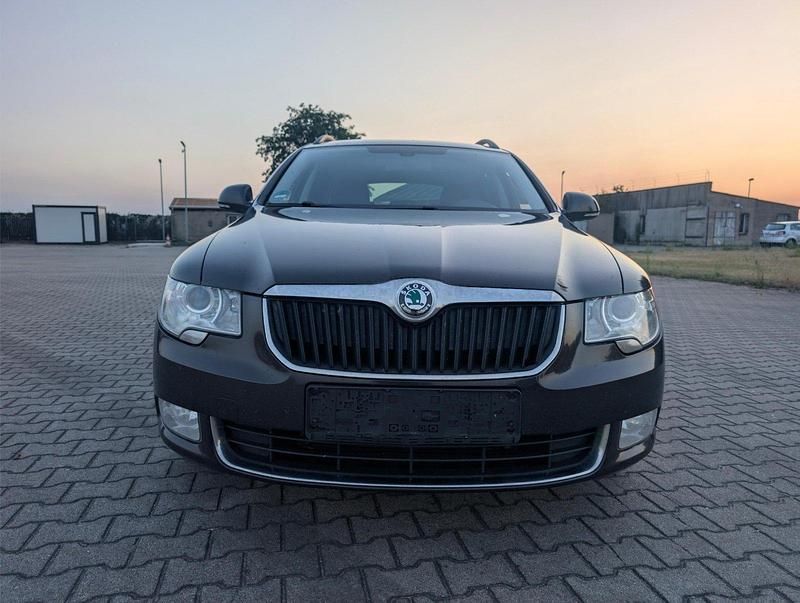 Gebraucht Skoda Superb 140 PS (102 kW) 2012 Braun Kombi