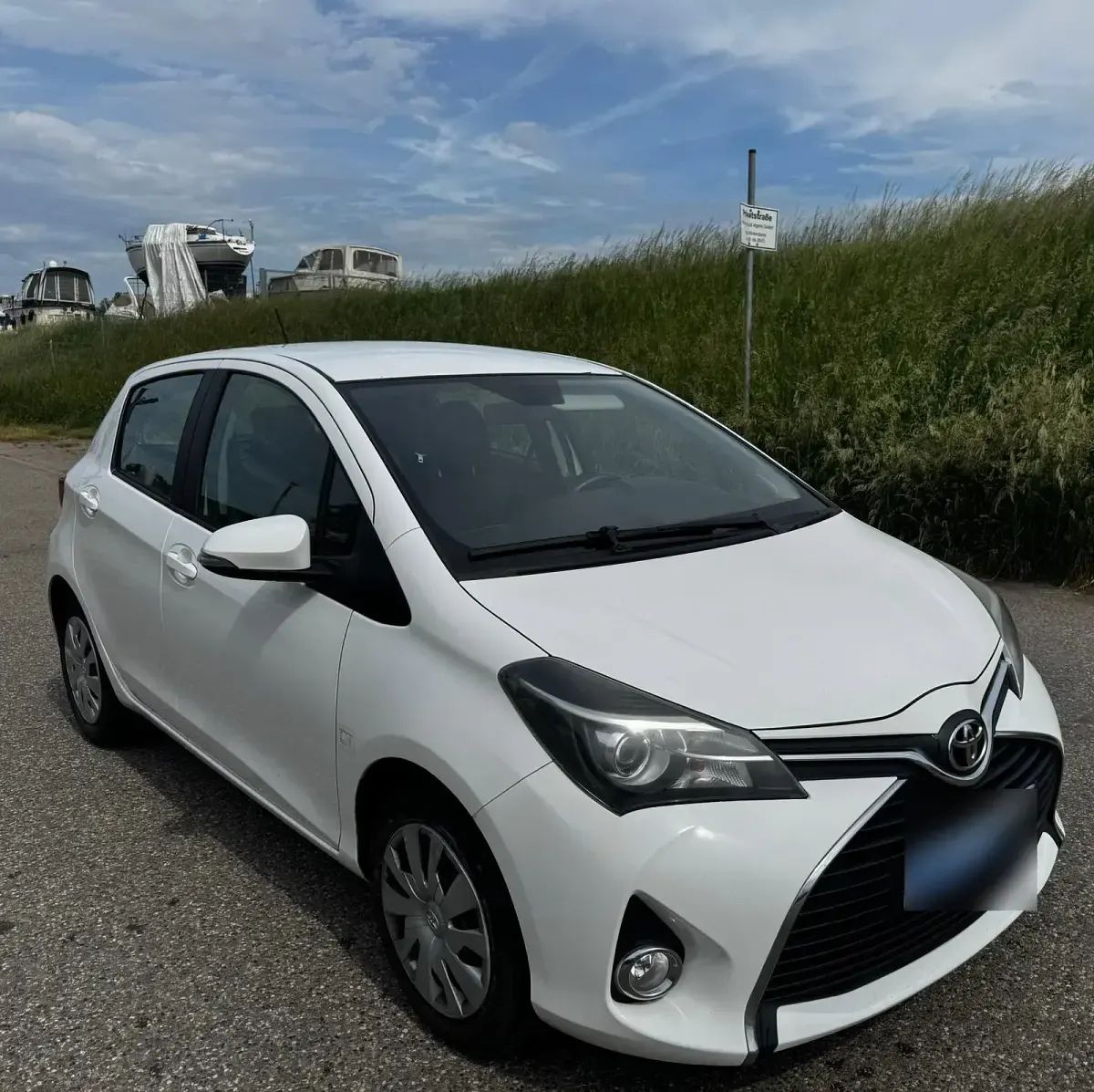 Gebraucht Toyota Yaris 90 PS (66 kW) 2015 Weiß Kleinwagen