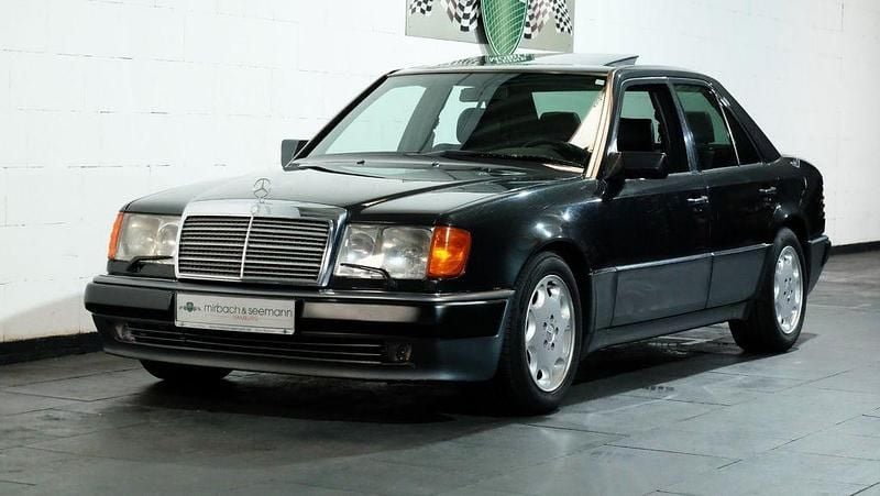 Schwarz Gebraucht 1991 Mercedes E500 Limousine | 64.000 € - Bild 1/4