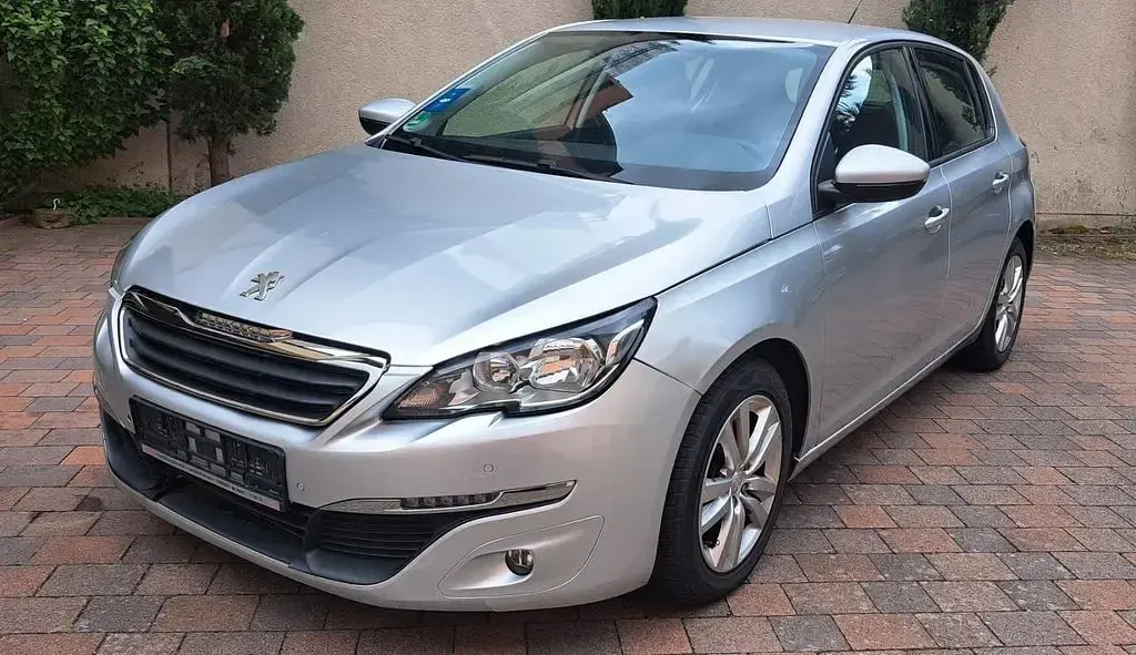 Gebraucht Peugeot 308 Active 110 PS (80 kW) 2016 Silber Limousine