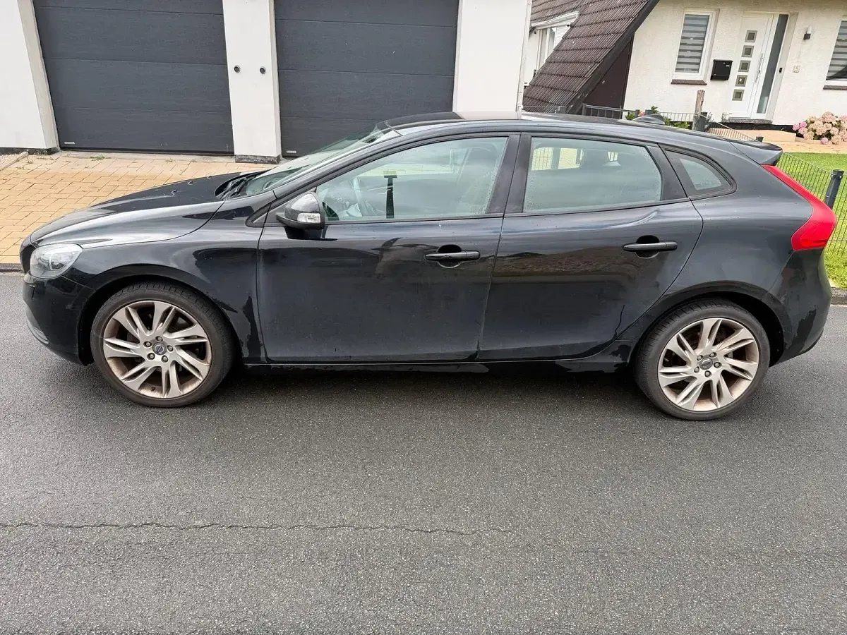Gebraucht Volvo V40 150 PS (110 kW) 2012 Schwarz Kleinwagen