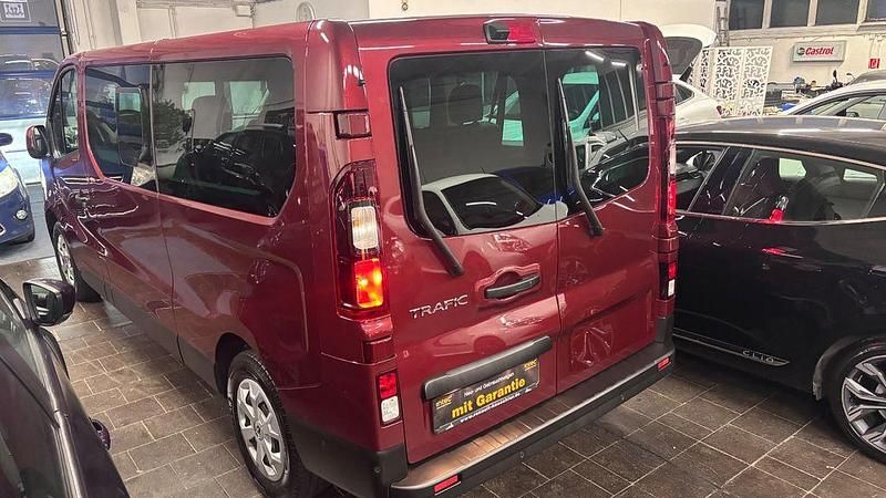 Gebraucht Renault Trafic 150 PS (110 kW) 2022 Rot Van / Kleinbus