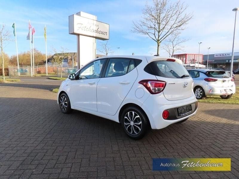 Gebraucht Hyundai i10 67 PS (49 kW) 2017 Weiß Kleinwagen