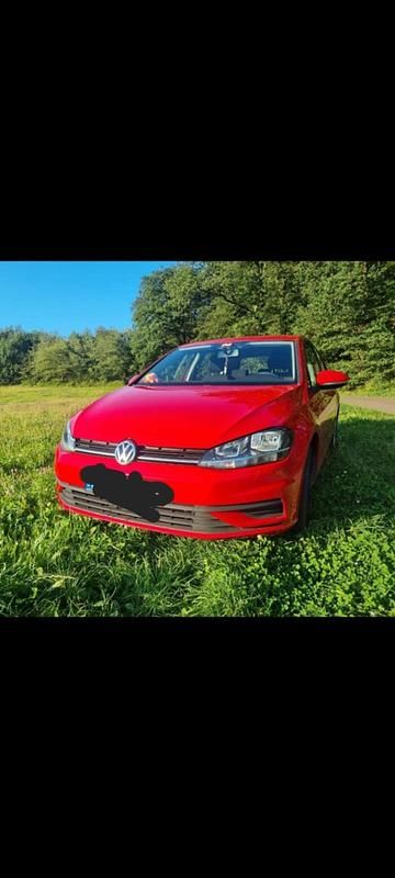 Rot Gebraucht 2017 VW Golf Trendline Limousine | 8.000 € (Superpreis) - Bild 1/4