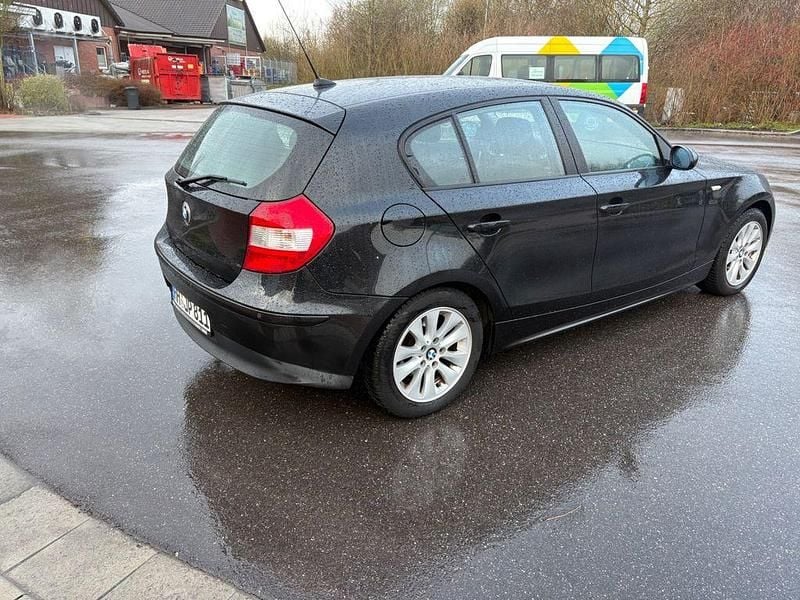 Gebraucht BMW 118 129 PS (94 kW) 2007 Schwarz Kleinwagen