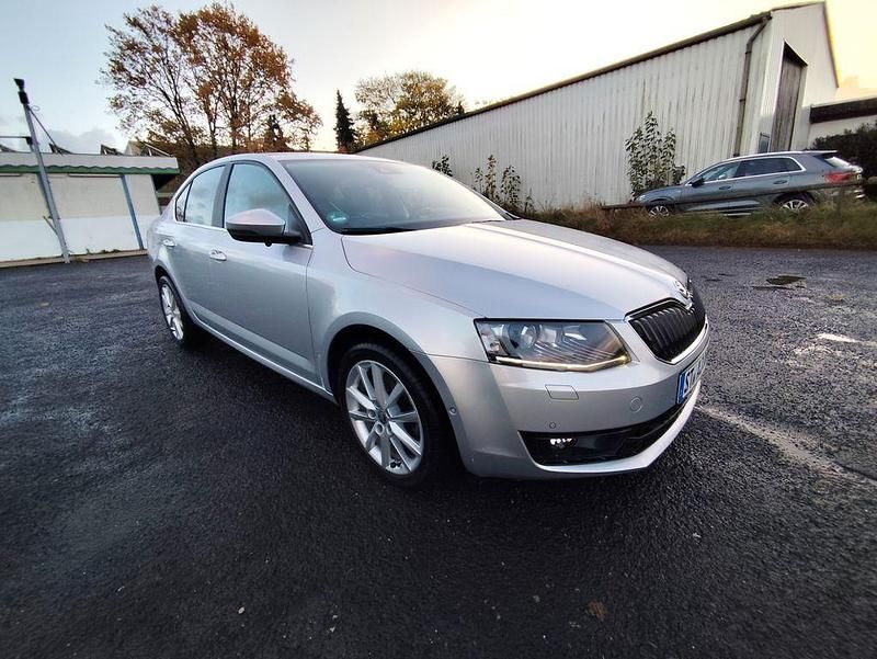 Silber Gebraucht 2013 Skoda Octavia Elegance Limousine | 7.000 € (Guter Preis) - Bild 1/4