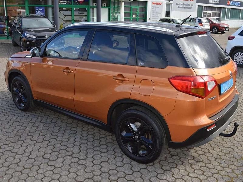 Gebraucht Suzuki Vitara 140 PS (102 kW) 2018 Horizon orange / black SUV