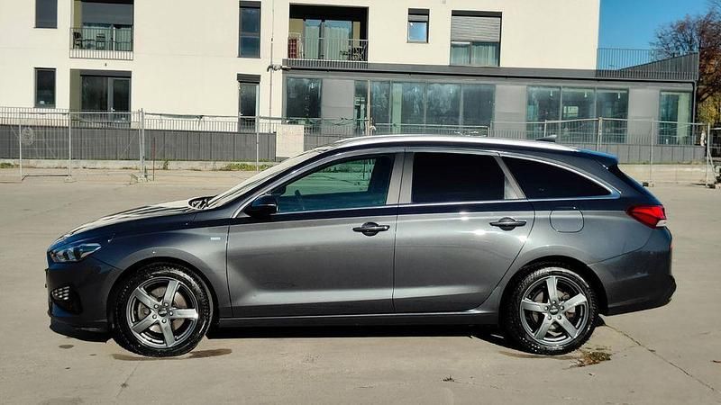Grau Gebraucht 2022 Hyundai i30 Limousine | 17.900 € (Superpreis) - Bild 1/4