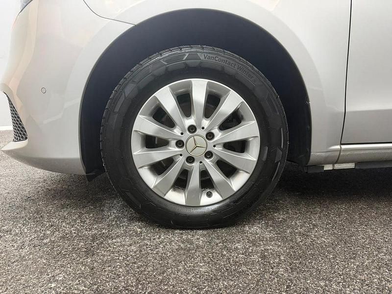 Gebraucht Mercedes V220 163 PS (119 kW) 2019 Silber Van / Kleinbus