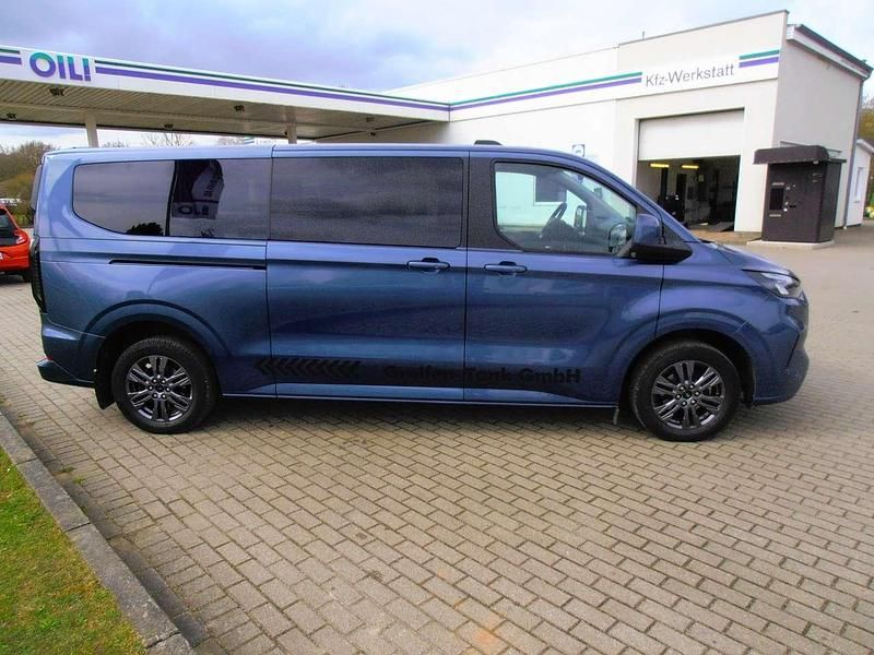 Gebraucht Ford Tourneo Titanium 150 PS (110 kW) 2024 Chrome blue metallic Van / Kleinbus