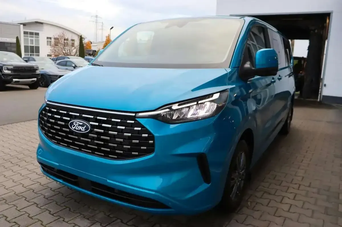Neu Ford Tourneo Titanium 170 PS (125 kW) 2026 Digital aqua blue metallic Van / Kleinbus