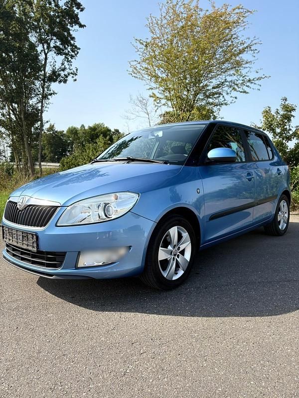 Blau Gebraucht 2013 Skoda Fabia Kleinwagen | 4.190 € (Fairer Preis) - Bild 1/4