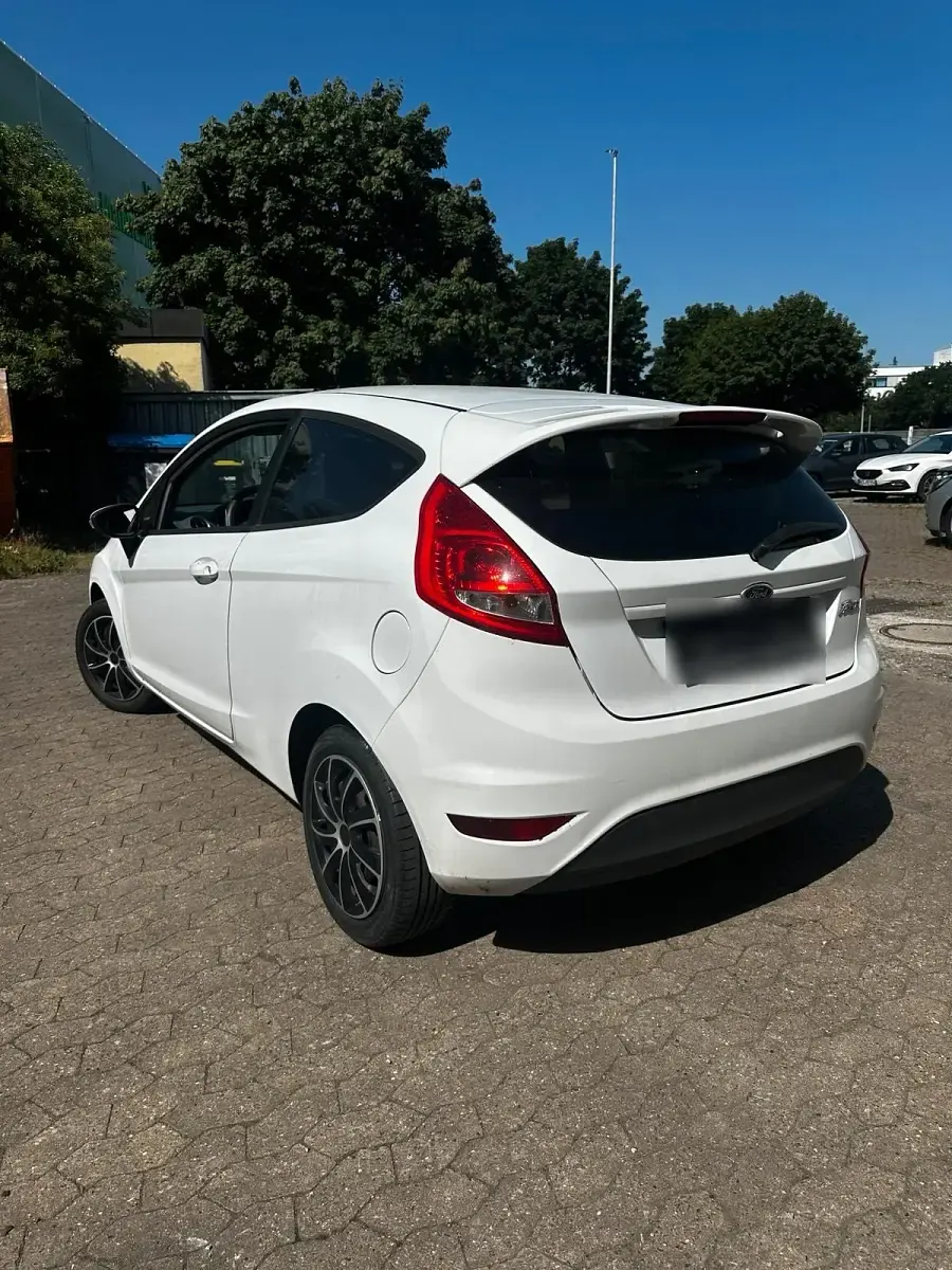 Gebraucht Ford Fiesta 60 PS (44 kW) 2009 Weiß Kleinwagen