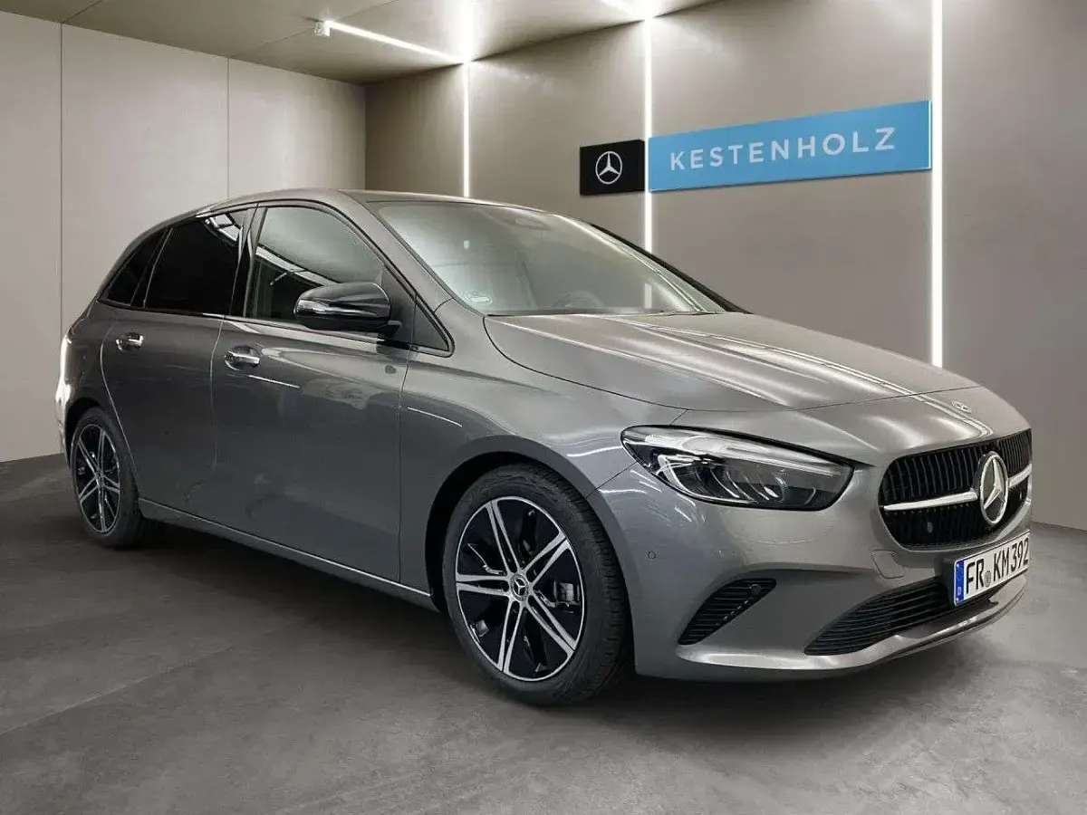 Gebraucht Mercedes B200 Night 163 PS (119 kW) 2026 Grau Kleinwagen