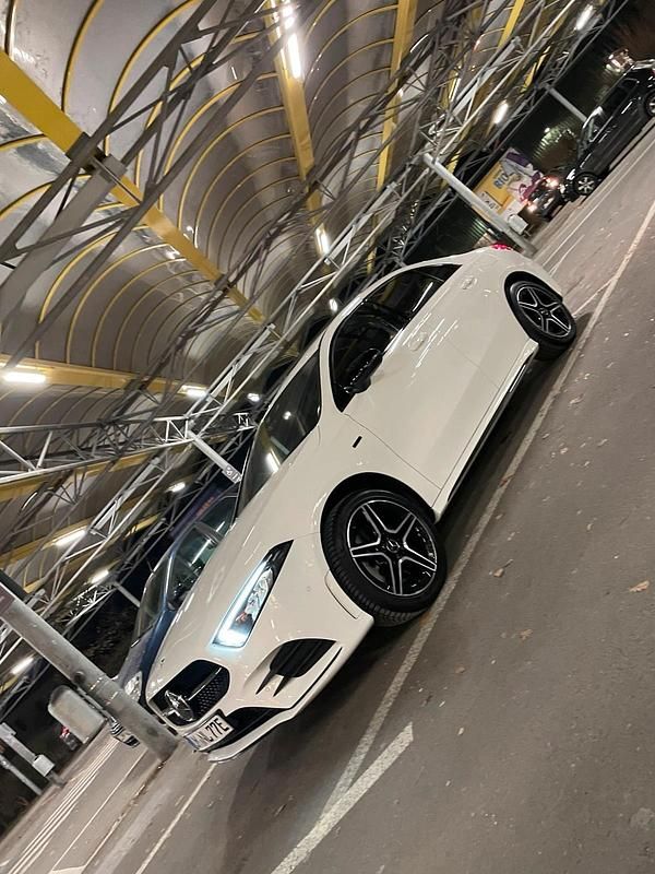 Weiß Gebraucht 2020 Mercedes A250 AMG line Limousine | 28.000 € (Teuer) - Bild 1/4