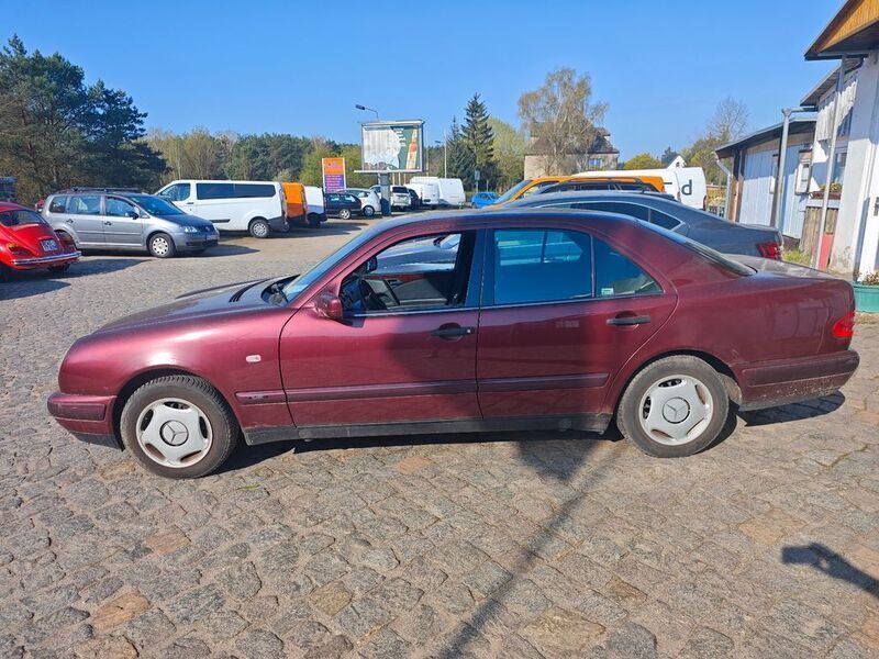Rot Gebraucht 1997 Mercedes E230 Classic Limousine | 1.300 € (Superpreis) - Bild 1/4