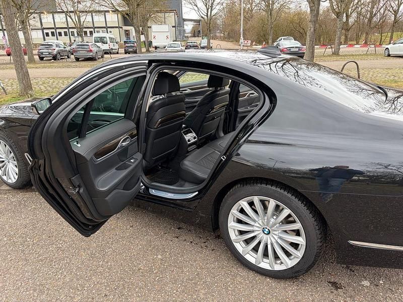 Gebraucht BMW 750 400 PS (294 kW) 2018 Schwarz Limousine
