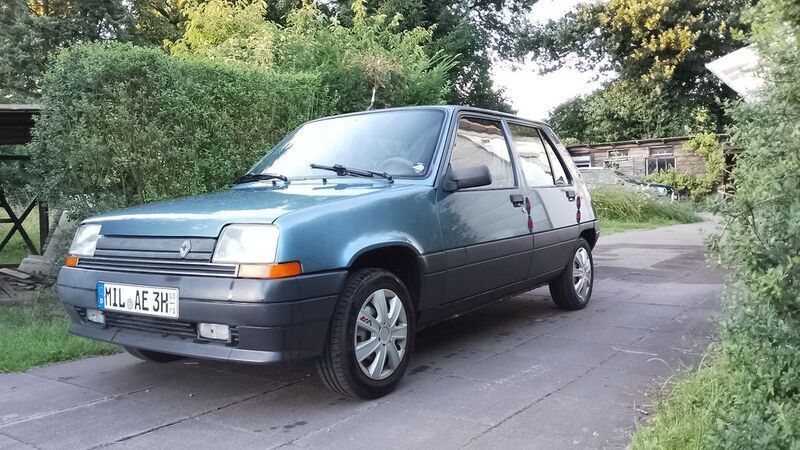 Second-hand Renault R5 71 CP (52 kW) 1987 Albastru Hatchback