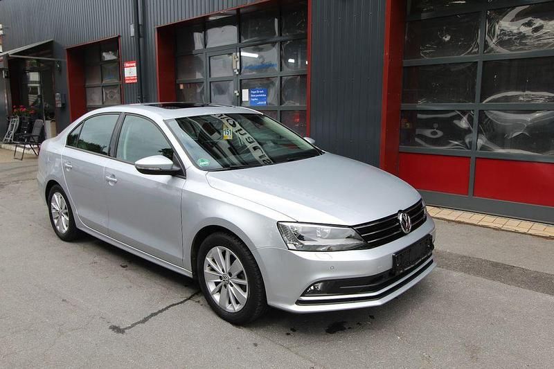 Gebraucht VW Jetta Basis 110 PS (80 kW) 2015 Silber Limousine