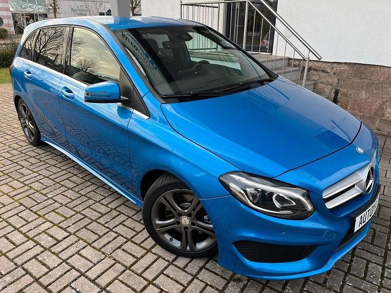 Blau Gebraucht 2017 Mercedes 250 AMG line Limousine | 17.900 € (Fairer Preis) - Bild 1/4