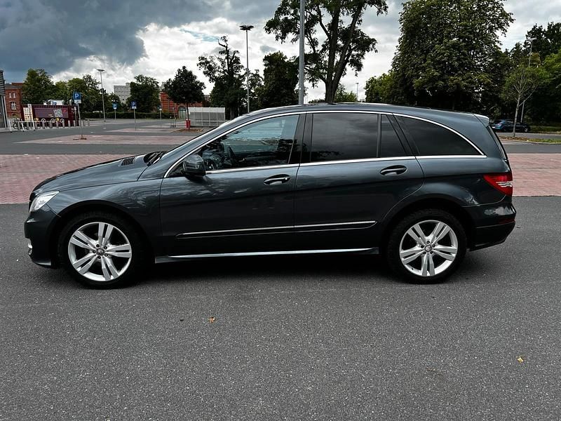 Grau Gebraucht 2010 Mercedes R350 Van / Kleinbus | 10.480 € (Fairer Preis) - Bild 1/4