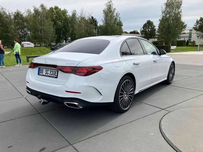 Gebraucht Mercedes E400 AMG line 252 PS (185 kW) 2024 Weiß Limousine