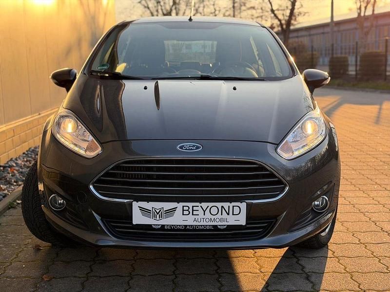 Gebraucht Ford Fiesta Titanium 101 PS (74 kW) 2016 Grau Limousine