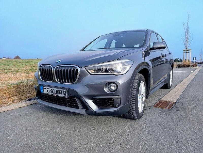 Grau Gebraucht 2017 BMW X1 Advantage SUV | 16.999 € (Superpreis) - Bild 1/4