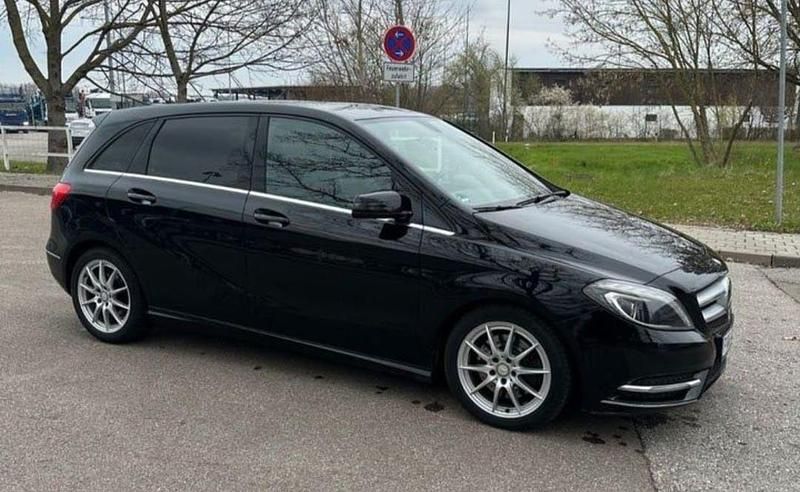 Schwarz Gebraucht 2011 Mercedes B220 Van / Kleinbus | 8.600 € - Bild 1/4