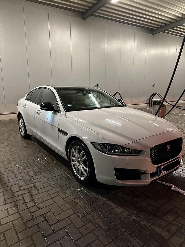 Gebraucht Jaguar XE 180 PS (132 kW) 2016 Weiß Limousine