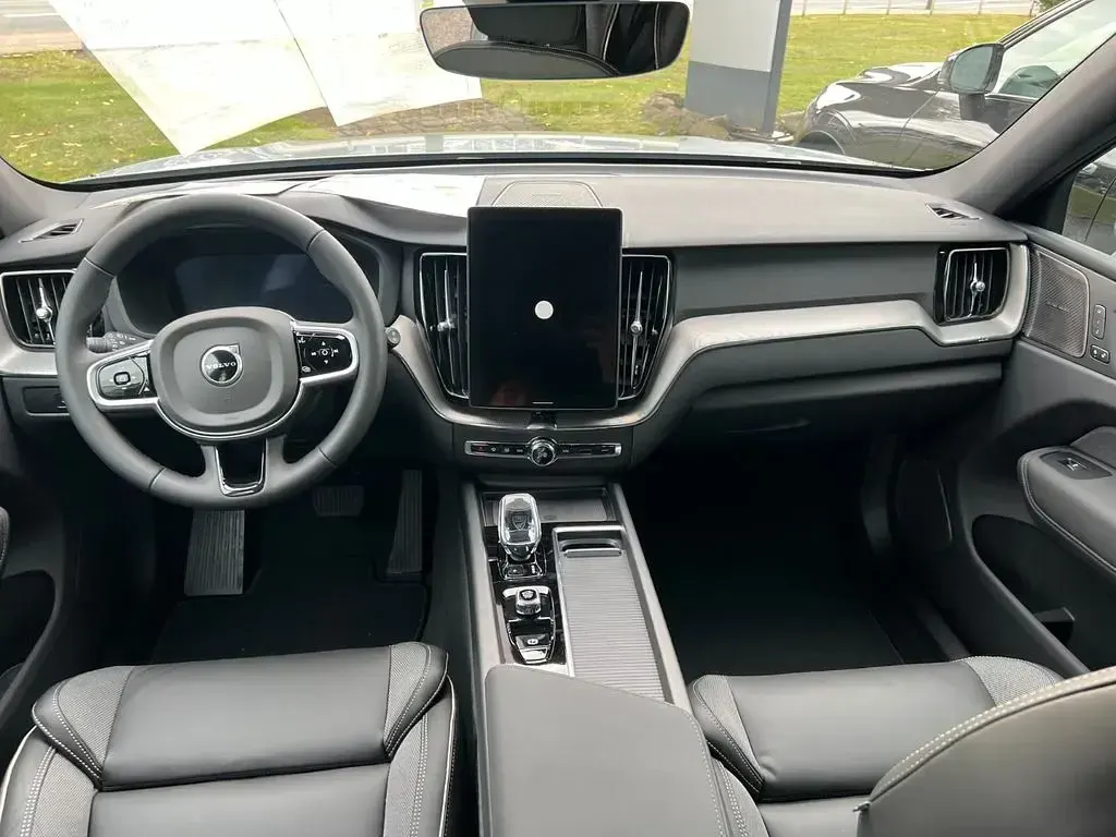 Neu Volvo XC60 Plus 455 PS (334 kW) 2025 Grau SUV