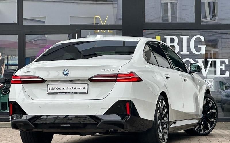 Gebraucht BMW 550e Comfort Edition 489 PS (359 kW) 2025 Weiß Limousine