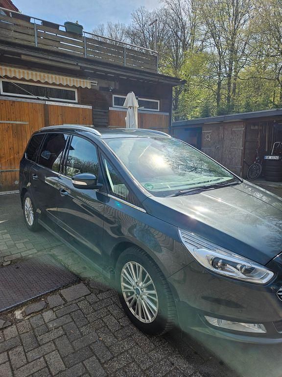 Second-hand Ford Galaxy Titanium 209 CP (153 kW) 2017 Verde Monovolum