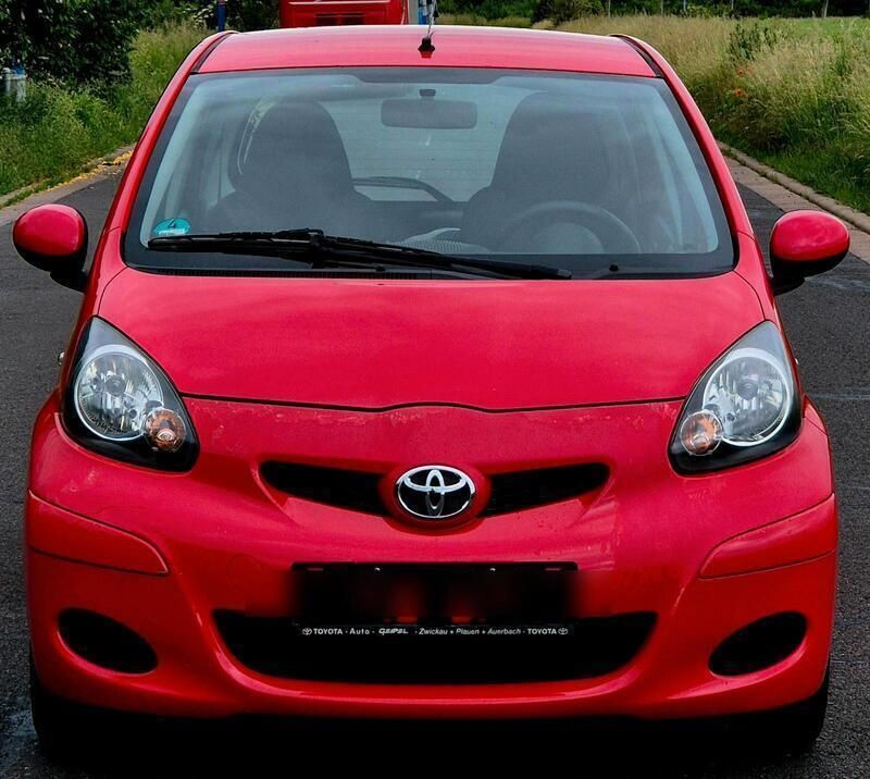 Rot Gebraucht 2010 Toyota Aygo Kleinwagen | 2.799 € (Guter Preis) - Bild 1/4