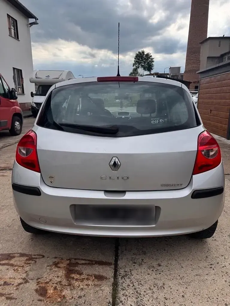 Gebraucht Renault Clio 88 PS (64 kW) 2008 Silber Kleinwagen
